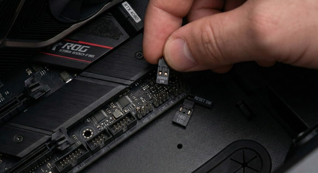 Front Panel Connectors (Het gepriegel) aanhbrengen op het moederbord wat essentieel is om de pc te starten