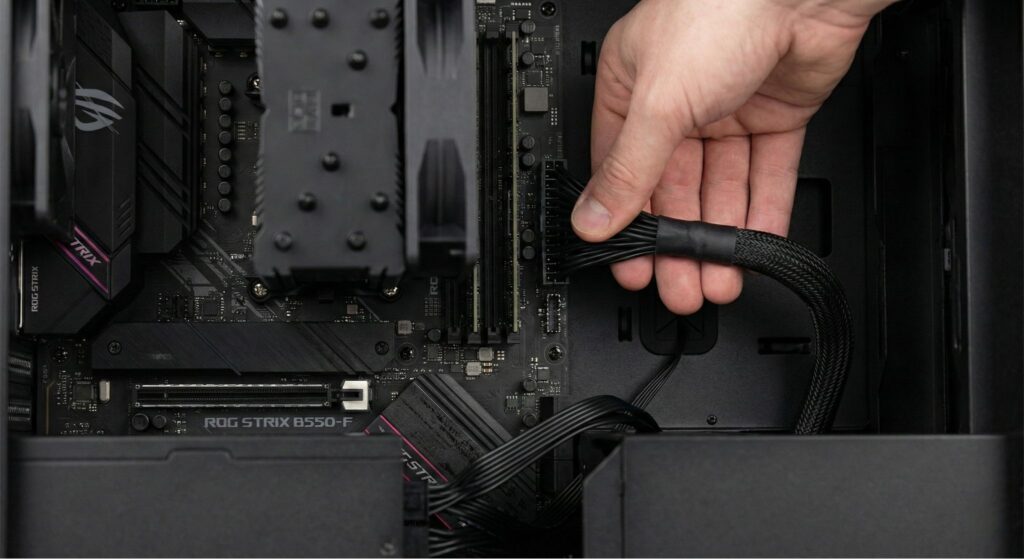 Het aanleggen van de 24-pin Kabels van de voeding op de juiste plek op het moederbord.